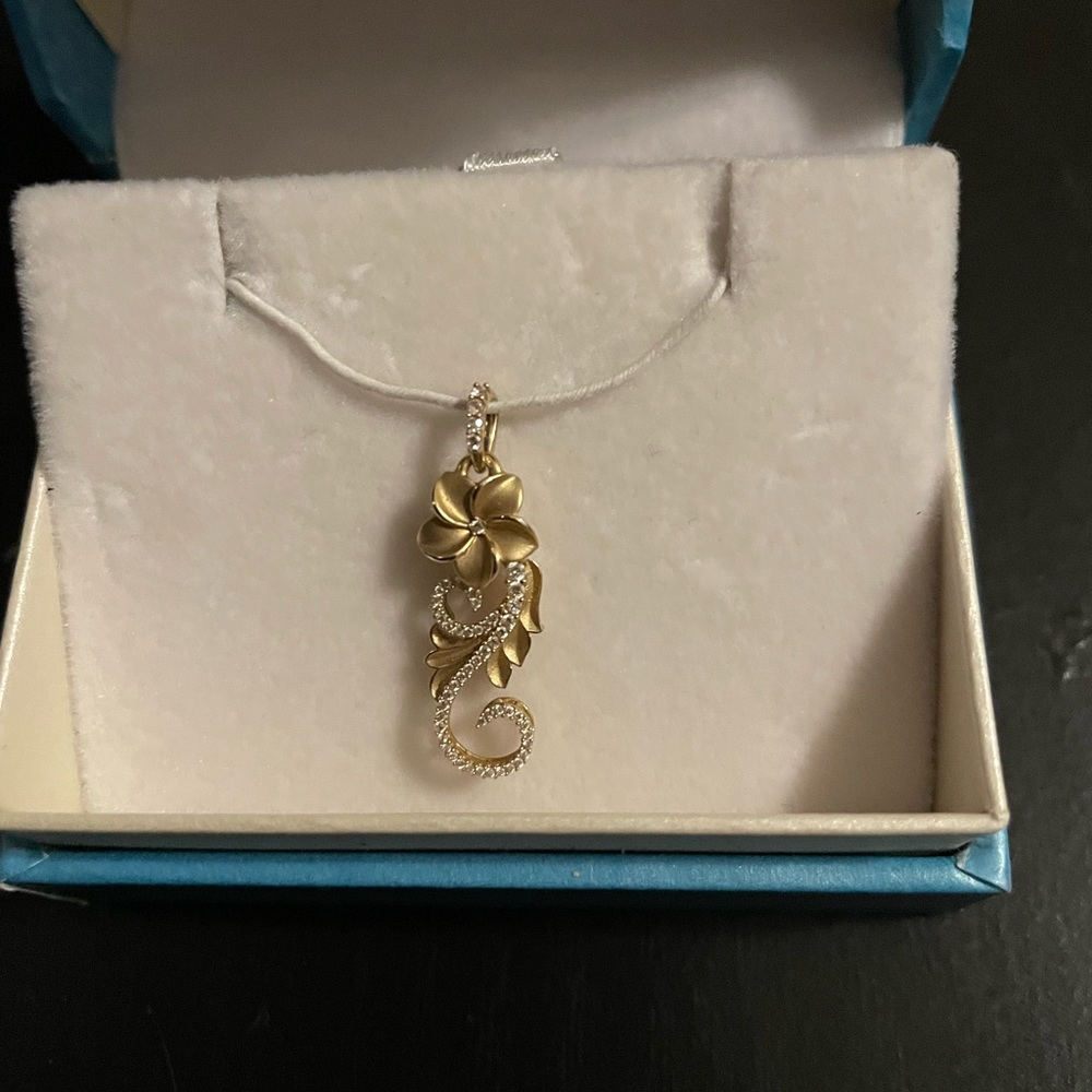 Maui Divers Jewelry Hawaiian Heirloom Pendant in Gold with Diamonds-20 mm